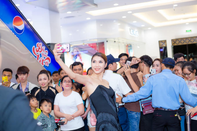 Ngọc Quyên và Lâm Vinh Hải giao lưu với khán giả miền Tây sau phim