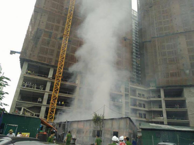 Vào khoảng 13h30 khói bốc lên tại một lán ở của công nhân xây dựng trên đường Nguyễn Hoàng, Mỹ Đình. Ngay sau đó ngọn lửa bùng lên dữ dội.