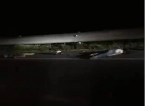 2 cô gái tử vong bên đường vào đêm 21/6. Ảnh cắt từ clip.