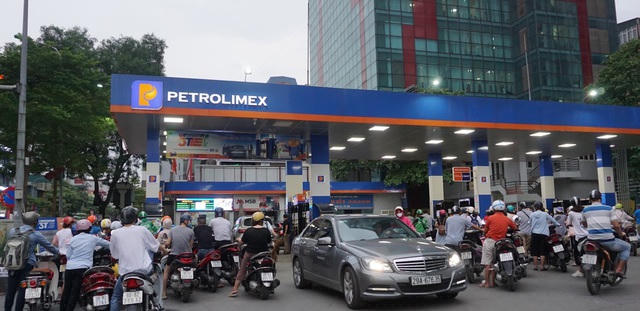Nhiều cây xăng tại khu vực HN hoạt động hết công suất sau khi có thông tin giá xăng tăng trở lại.