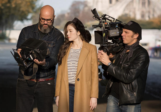 Trong các phụ kiện thì những chiếc mũ beret luôn là phụ kiện song hành cùng người phụ nữ Paris bất cứ đâu. Set đồ càng tinh giản bao nhiêu thì quý cô sẽ càng trở nên thanh lịch và tinh tế như một cô nàng đậm chất Pháp.