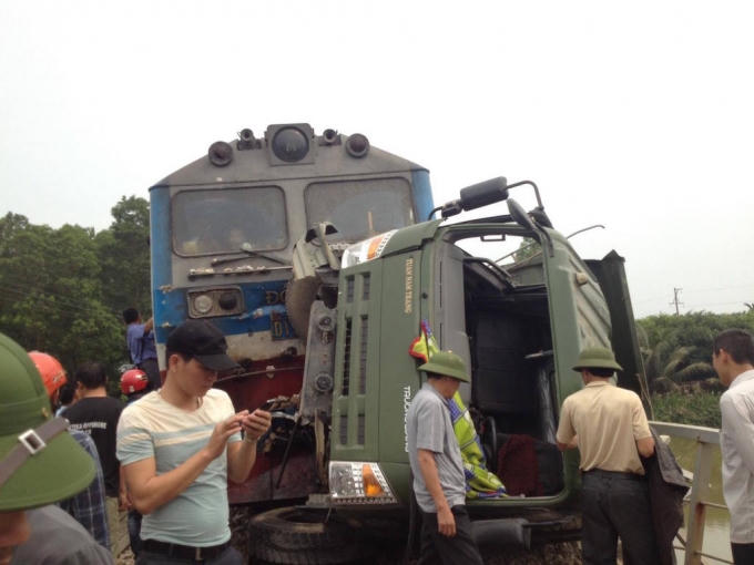 Chiếc xe tải nằm trên cầu đường sắt.