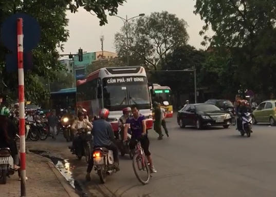 Chiến sĩ CSTT bị người đàn ông xô đẩy, ngăn cản để xe khách tiếp tục di chuyển.