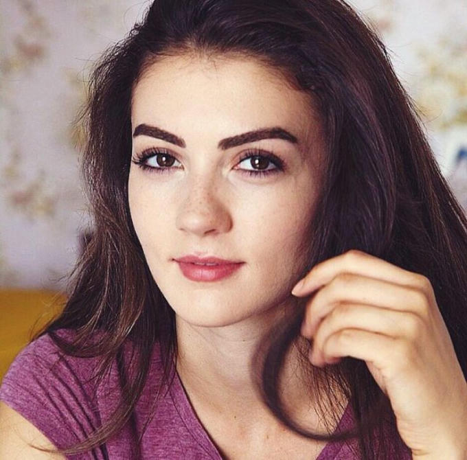 Burcu (Nihal Isiksacan) là bạn của Oyku đồng thời cũng là em gái của Mete. Burcu cũng chính là người đã gửi quà tặng cho Mete dưới tên của Oyku và đã gây ra hiểu lầm giữa họ với Ayza.