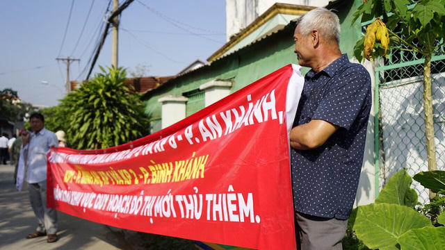 Người dân căng băng rôn bên ngoài Trung tâm Bồi dưỡng chính trị quận 2.