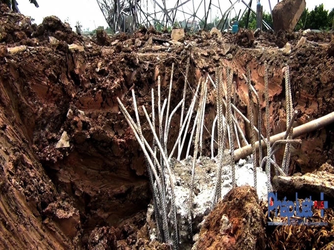 Móng cột điện 500Kv bị xới tung ngay trong đêm 22/4. Hiện trường đã không còn nguyên vẹn.