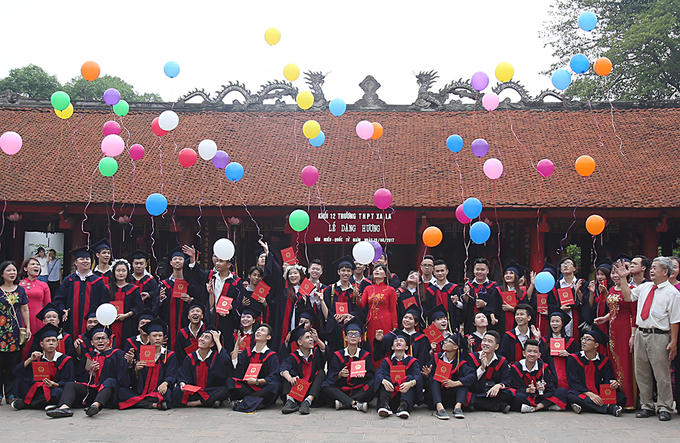 Nhiều ngôi trường ở Hà Nội chọn thời điểm trước kỳ thi làm lễ dâng hương, một phần để các em tự tin trước kỳ thi quan trọng, một phần để thầy và trò giữ lại những kỷ niệm. Ngày 22-24/6, khoảng 860.000 thí sinh cả nước sẽ dự thi THPT quốc gia để xét tốt nghiệp và xét tuyển đại học, cao đẳng sư phạm. Thí sinh sẽ thi tại tỉnh thành nơi cư trú, không đổ dồn về một số cụm thi như các năm trước.