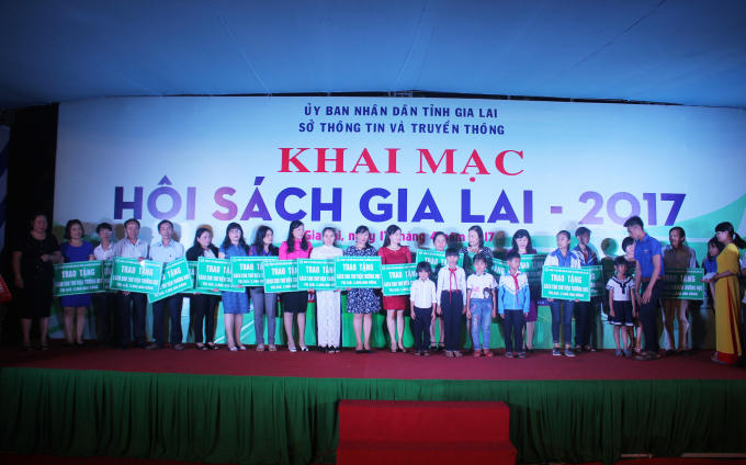 Các đơn vị tham gia Hội sách đã tặng sách cho các thư viện và học bổng giành cho học sinh nghèo, hiếu học.