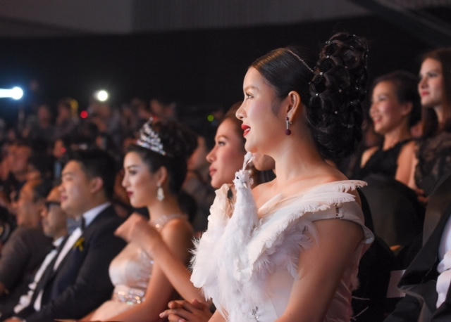 Lý Nhã Kỳ mặc đầm con công, lộng lẫy như bà hoàng trong Đêm hội chân dài 10