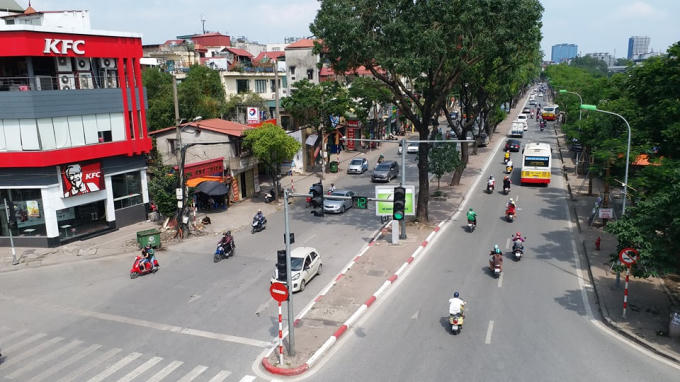 Đường Láng không còn cảnh nhộn nhịp như thường ngày.