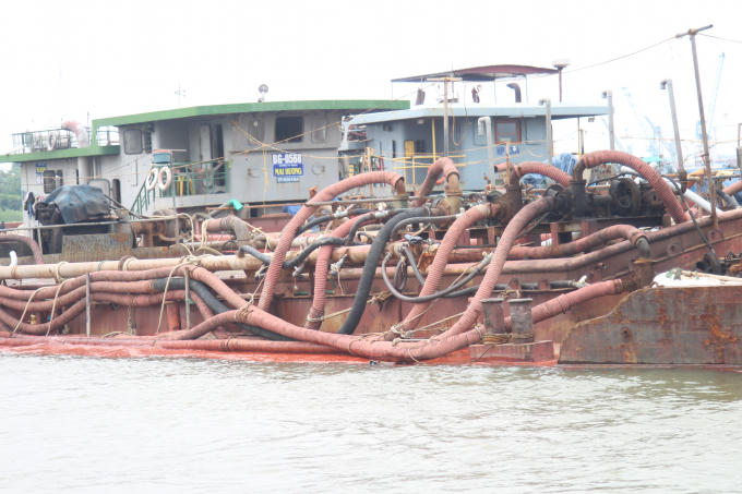 Một xà lan bị bắt giữ.