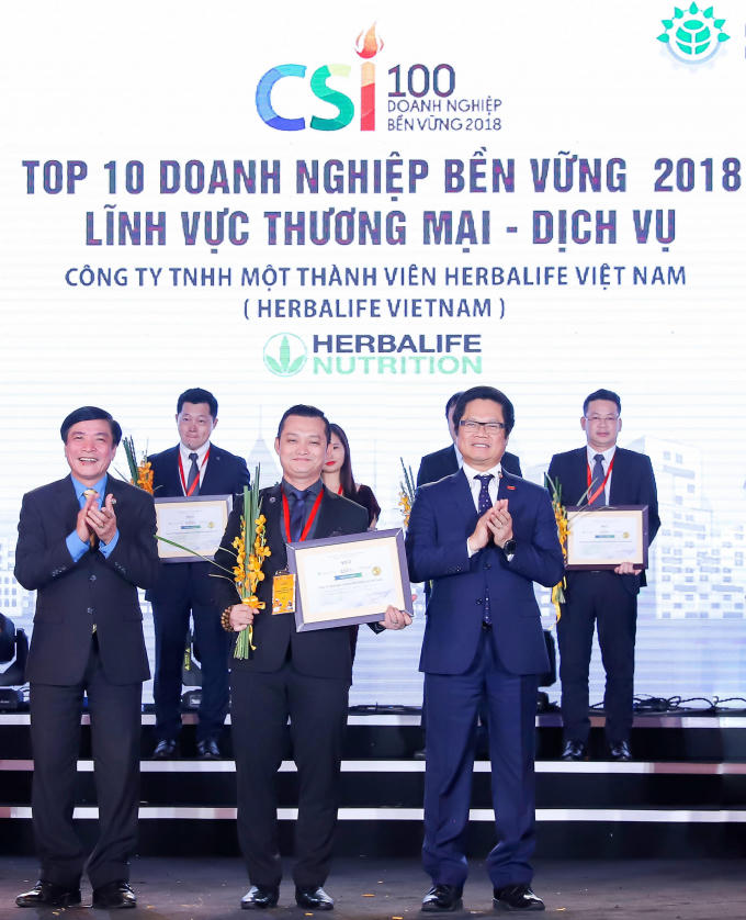 Ông Phạm Tường Huy, Tổng Giám đốc Herbalife Việt Nam (đứng giữa) nhận giải thưởng Doanh Nghiệp Bền Vững 2018.