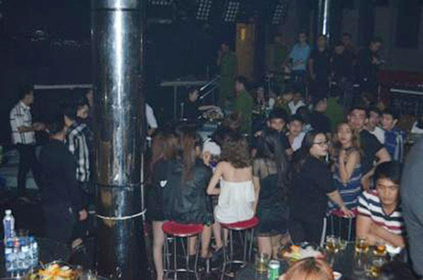 Hiện trường tại một quán bar khi bị kiểm tra.