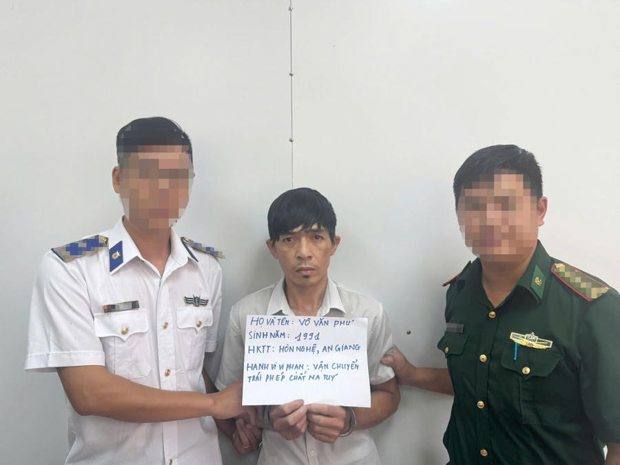Lực lượng chức năng Bộ Tư lệnh Vùng Cảnh sát biển 4 chủ trì, phối hợp với các lực lượng chức năng trên địa bàn bắt quả tang đối tượng Võ Văn Phú vận chuyển trái phép chất ma túy