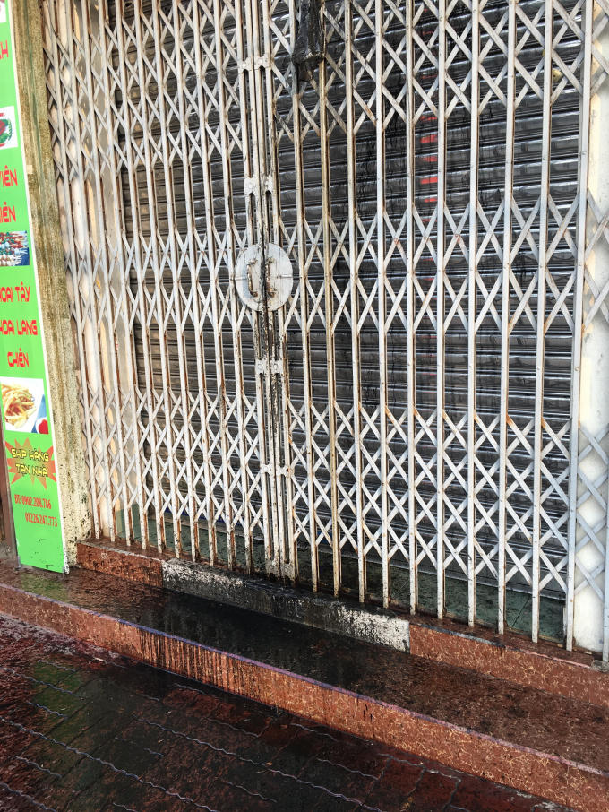 Hiện trường của 1 trong 4 vụ tấn công "bom bẩn" vào nhà bà Ngọc