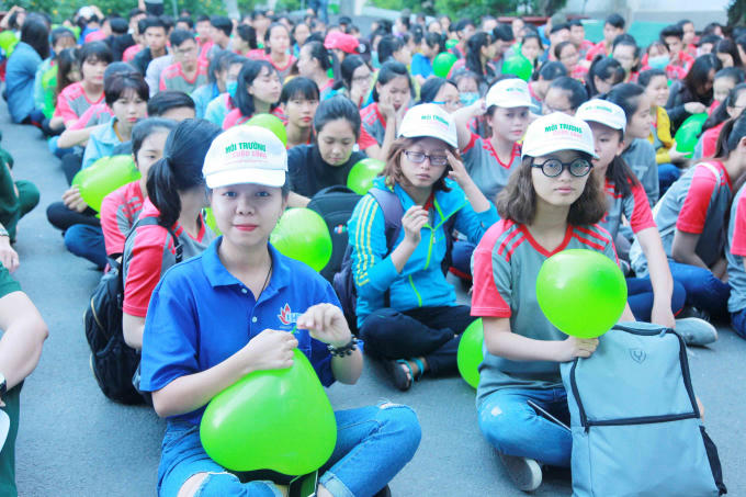 Đông đảo sinh viên trường Đại học Công nghiệp TP HCM tham gia chương trình “Ngày Đi bộ vì Môi trường”.