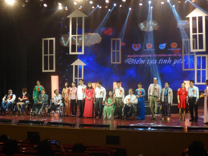 Các gia đình người khuyết tật nhận bằng khen tại chương trình. Ảnh: Ngọc Nga