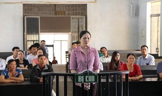 Bị cáo Hằng trước vành móng ngựa.