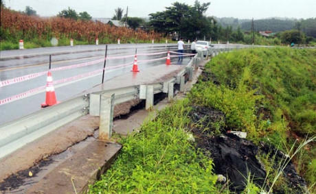 Một số vết hở hàm ếch rộng đến khoảng 0,5m. Ảnh: D.H