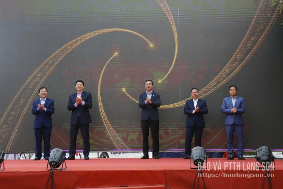 Các đại biểu ấn nút khai trương Đường hoa Xuân xứ Lạng 2026.