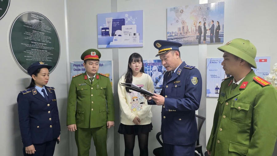 Lực lượng chức năng kiểm tra hoạt động sản xuất của cơ sở do Vũ Thị Thu Hà làm Giám đốc.