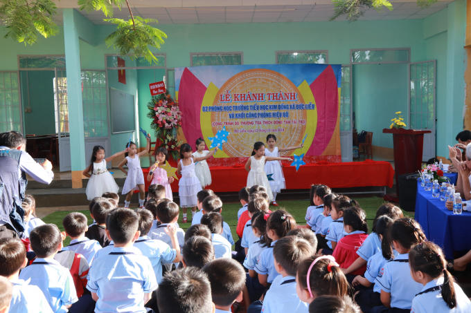 Các em học sinh hân hoan trước niềm vui có lớp học mới.