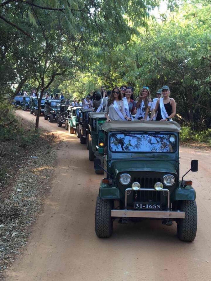 Các người đẹp đã được di chuyển bằng xe jeep đến địa điểm tham quan.