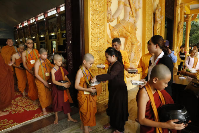 Được đi khất thực là nét đẹp của Phật giáo.
