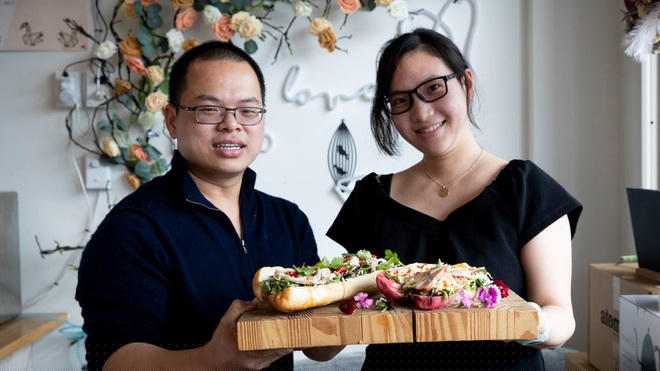 Vị đầu bếp gốc Việt và vợ bên món bánh mỳ được vinh danh (Ảnh: Nzherald).