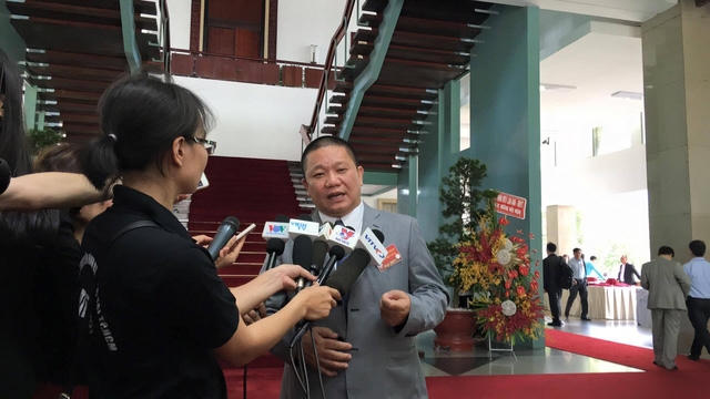 Ông Lê Phước Vũ, Chủ tịch Tập đoàn Tôn Hoa Sen trả lời phỏng vấn bên lề hội nghị, Ảnh: Công Quang