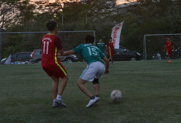 ... cùng sự quyết liệt trong từng trận đấu