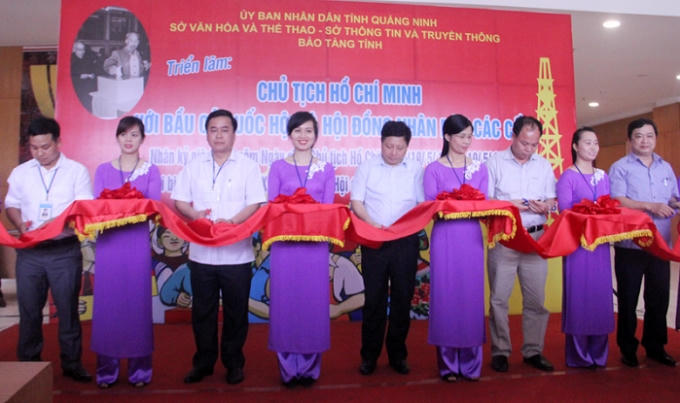 Các Đại biểu cắt băng khai mạc triển lãm.