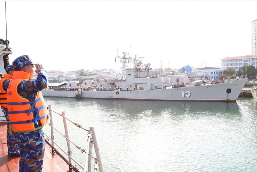 Tàu 17 và đoàn công tác chào cảng rời bến thực hiện nhiệm vụ. Ảnh Hải quân Việt Nam