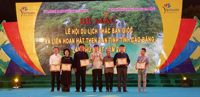 Ông Nguyễn Thành Hải, Chủ tịch UBND huyện Trùng Khánh trao giải cho các cá nhân, đoàn nghệ thuật đạt giải.