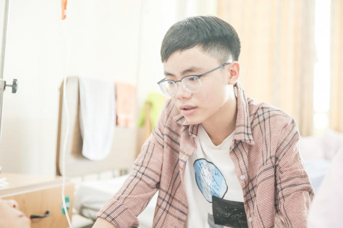 Cảm động trước khoảnh khắc mẹ bé Minh Nhật The Voice Kids bật khóc khi thấy con trai vào viện thăm mẹ