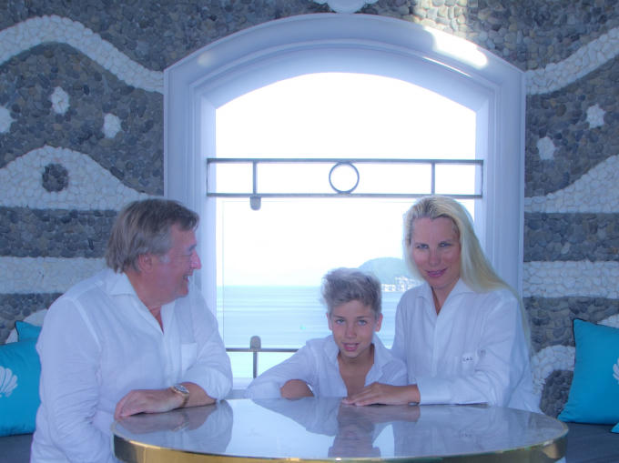 Tỷ phú Thụy Sỹ Christian A. Larpin cùng gia đình.