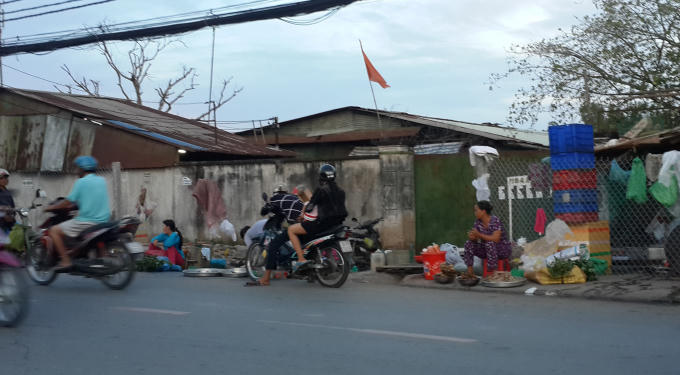 Buôn bán ngay trên vỉa hè và tràn xuống lòng lề đường.