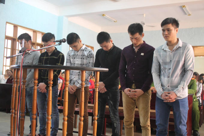 Các bị cáo đứng trước vành móng ngựa.