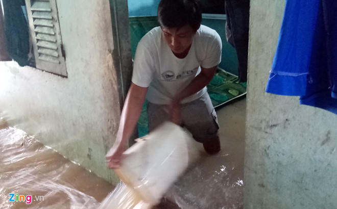Người dân Phú Quốc dùng thùng tát nước trong nhà ra ngoài. Ảnh: Gia Bảo.