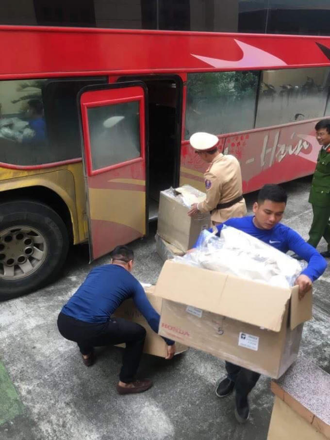 Lực lượng chức năng phát hiện nhiều thùng kinh kiện, gần 10.000 kính áp tròng không giấy tờ trên chiếc xe khách biển Lào.