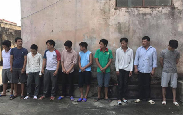 11 đối tượng bị bắt tại sới bạc bịp. (Ảnh: Công an Thanh Hóa cung cấp)