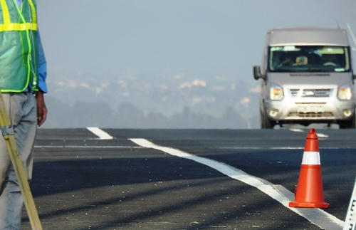 Mặt cầu nhấp nhô lượn sóng. Ảnh: Minh Cương