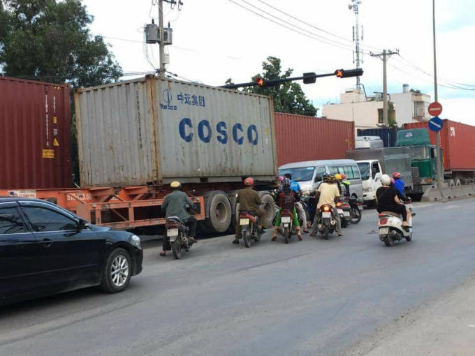 Xe container thành nỗi ám ảnh của người dân Cát Lái