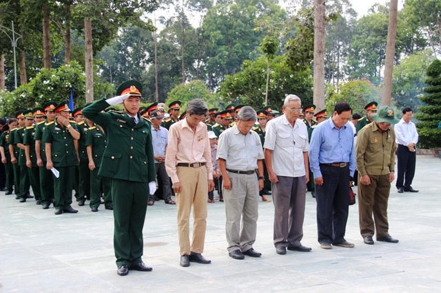 Những cựu chiến binh tới thắp hương cho các đồng đội của mình đã mãi nằm lại ở chiến trường