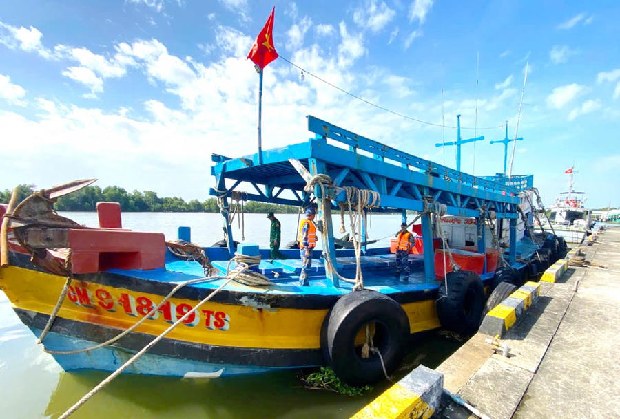 Tàu cá vận chuyển dầu trái phép trên biển.