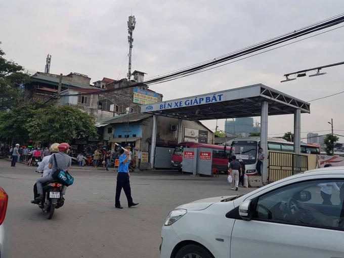 Lực lượng chức năng phân luồn giao thông để tránh ùn tắc