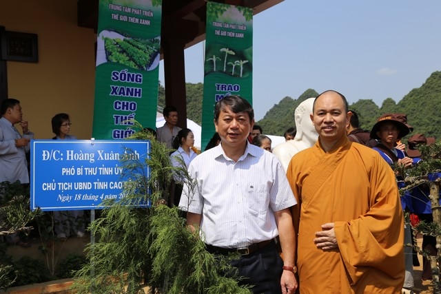 Ông Hoàng Xuân Ánh, Chủ tịch UBND tỉnh Cao Bằng cùng Đại đức Thích Đức Thiện, Tổng Thư ký HĐTS GHPGVN, Trụ trì chùa Phật tích Trúc lâm Bản Giốc tại buổi lễ trồng cây lưu niệm.