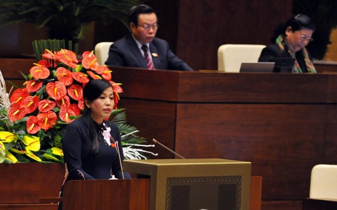 Bà Lê Thanh Hải - Phó chủ nhiệm UB Văn hóa, Giáo dục, Thanh thiếu nhiên và Nhi đồng - đọc báo cáo giải trình, tiếp thu dự thảo luật Báo chí sửa đổi (Ảnh: Hoàng Long).