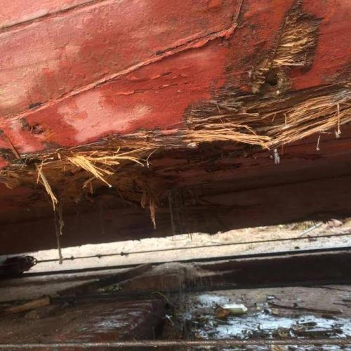 Phần vỏ tàu bị hư hỏng nặng sau khi va phải đá ngầm.