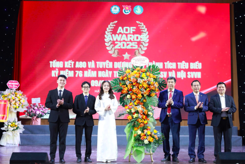 Lãnh đạo Học viện Tài chính chúc mừng tập thể Hội sinh viên Học viện nhân kỷ niệm 76 năm Ngày Truyền thống Học sinh, Sinh viên và Hội Sinh viên Việt Nam.